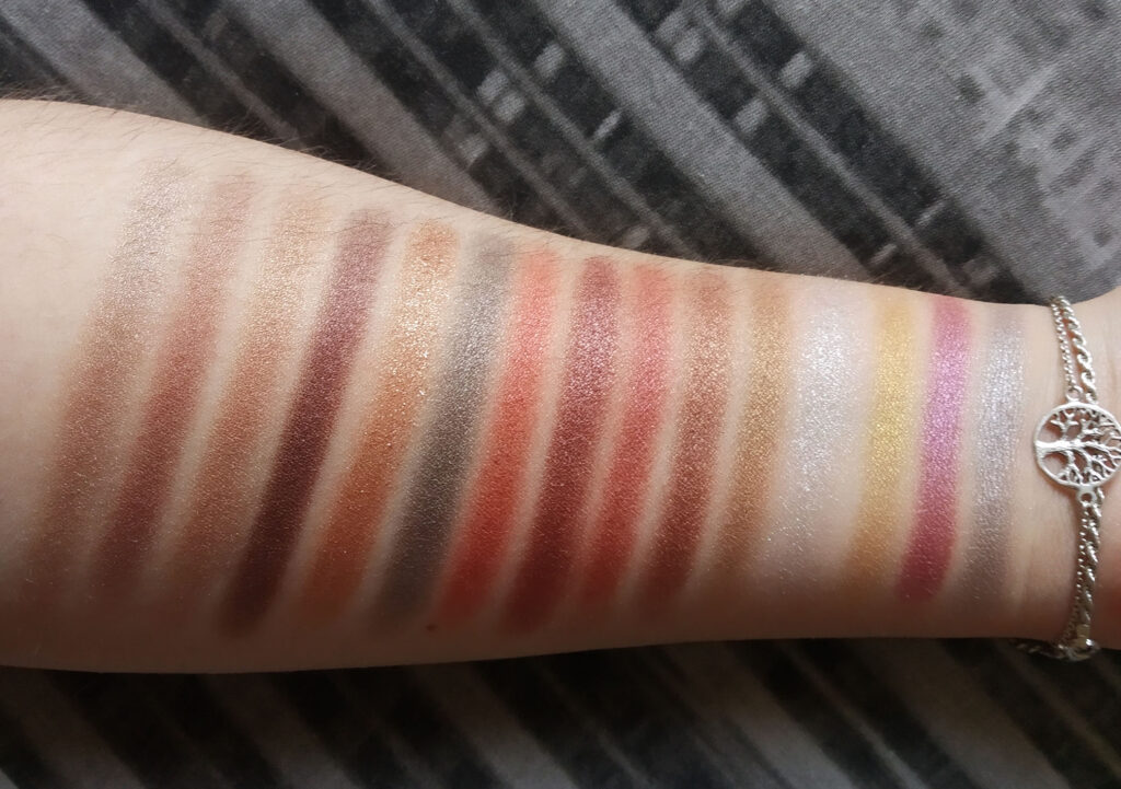 Makeup Revolution - Paleta Reloaded imperative swatches