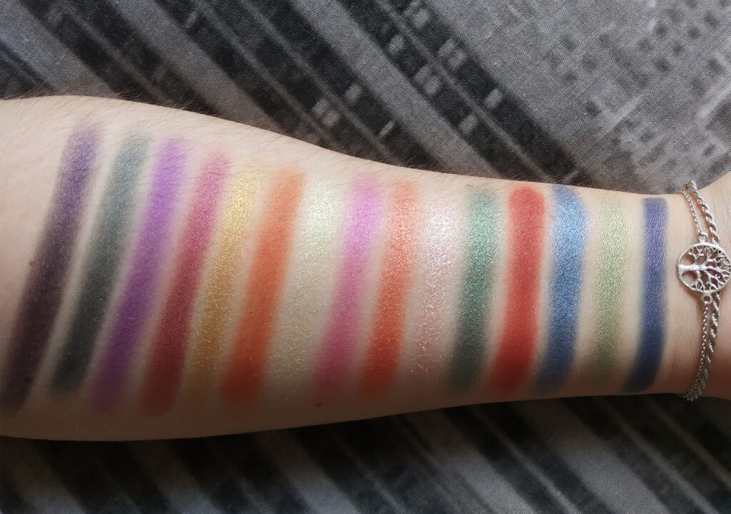 Makeup Revolution - Paleta Reloaded passion for colour swatches