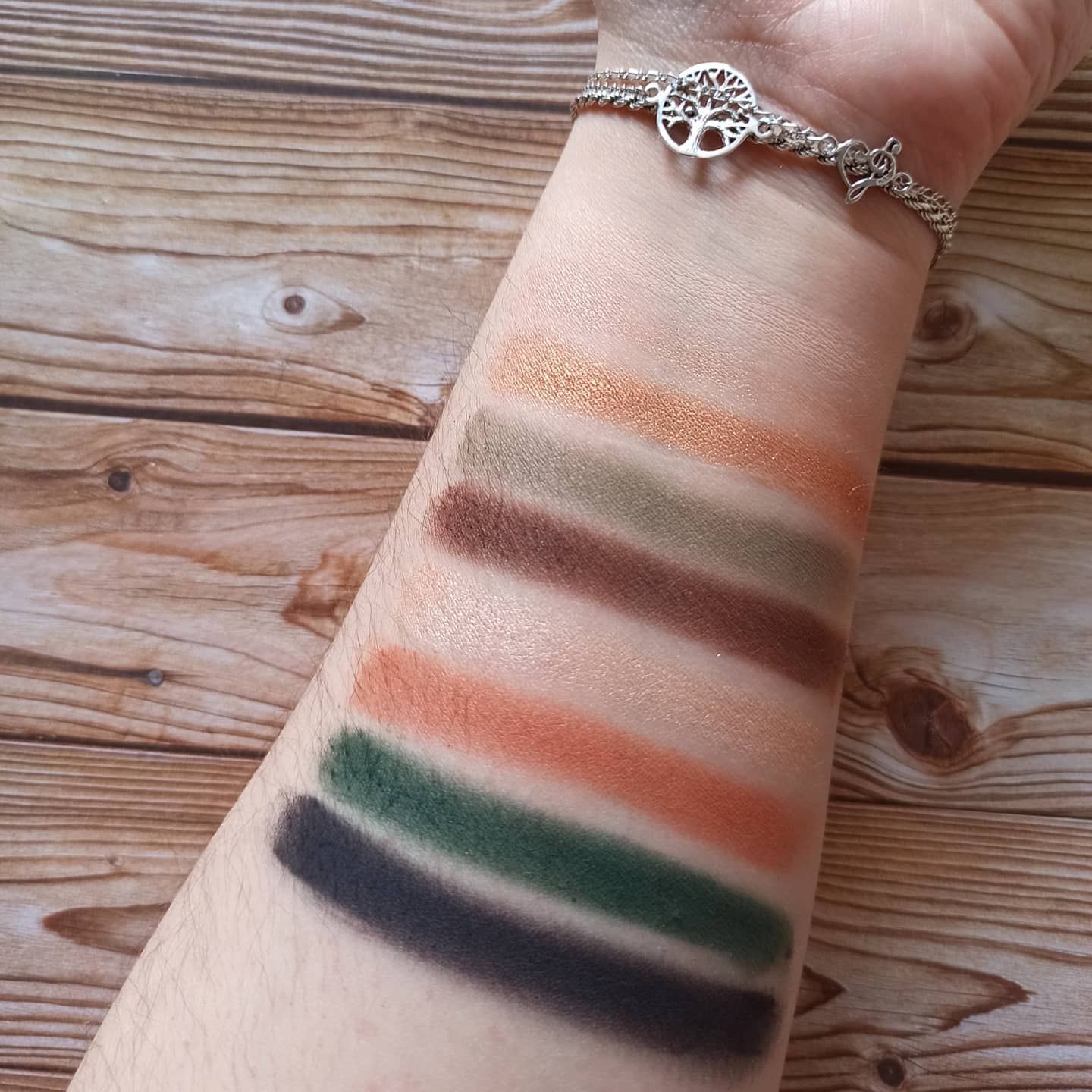Essence - Hallo Berlin swatches