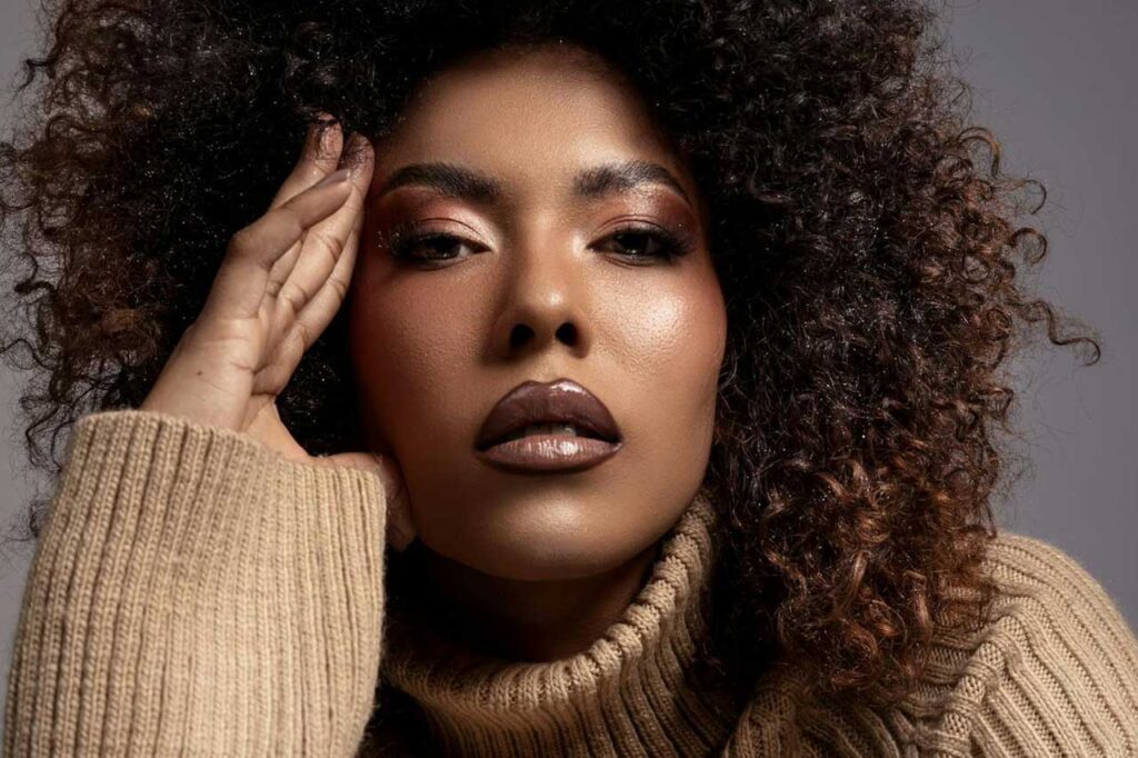 maquillaje y look marrones