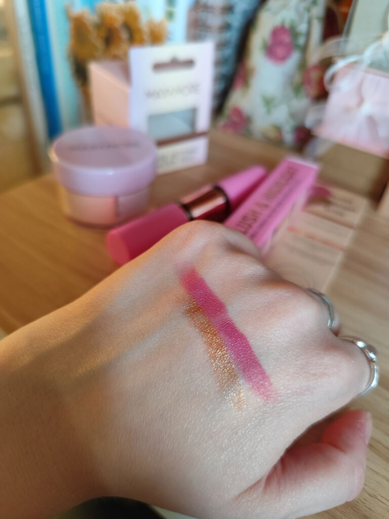 Revolution - Colorete iluminador Glow Stick swatches