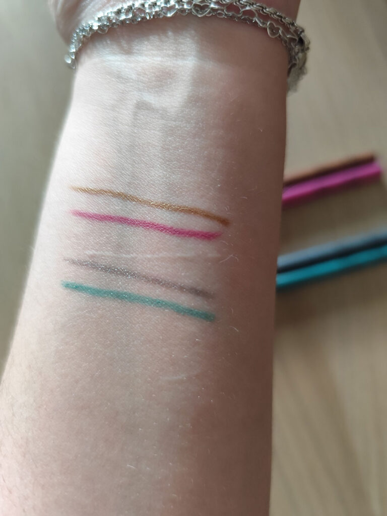 Action maquillaje Max and More 2025 delineadores dobles Kajal swatches