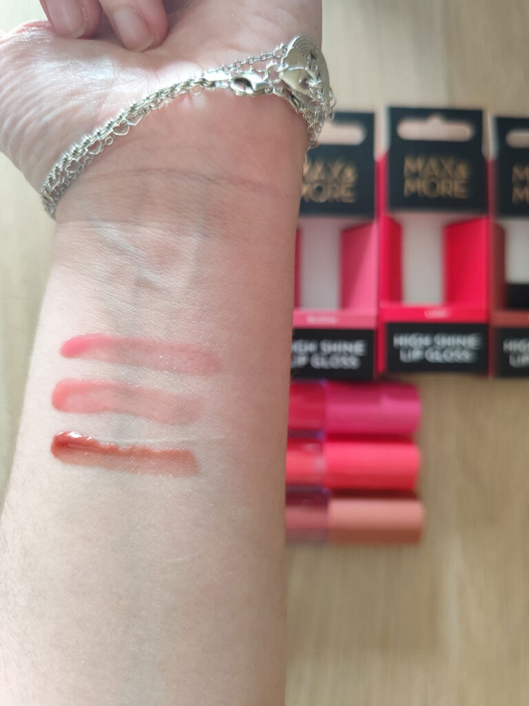 Action maquillaje Max and More 2025 glosses brilli swatches