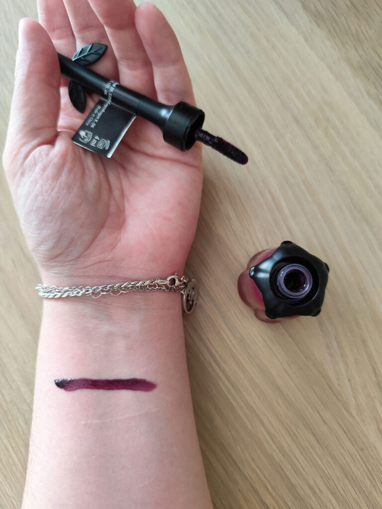 Flying Tiger - Lip Gloss Deathly Gorgeous abierto swatches