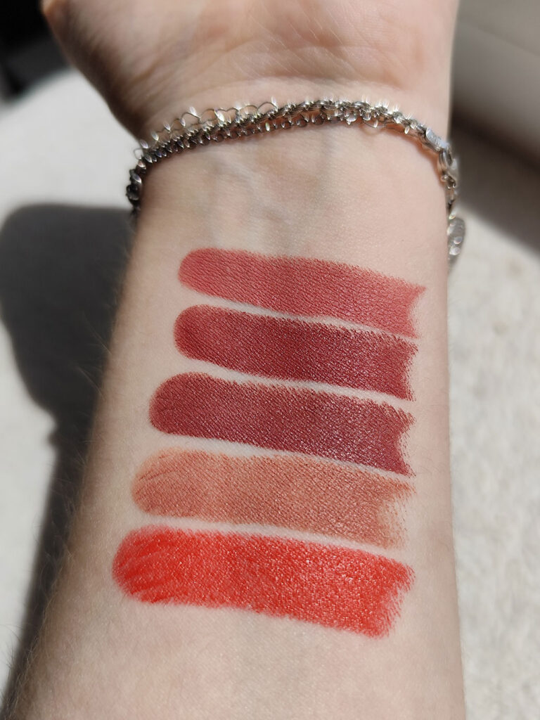 Revolution - Barras de Labios Satin Kiss swatches