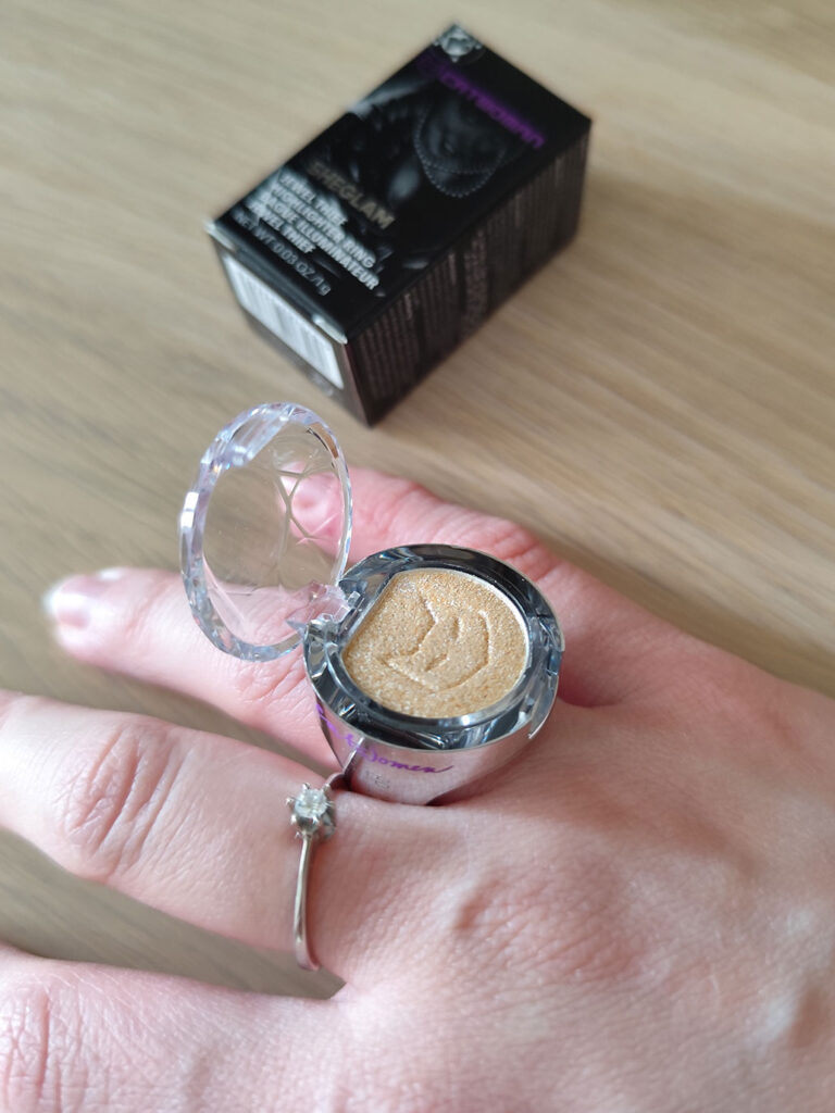 Sheglam - iluminador jewel thief anillo coleccion catwoman abierto