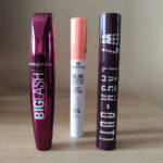 Revolution y W7 con Essence – Máscaras de pestañas burdeos