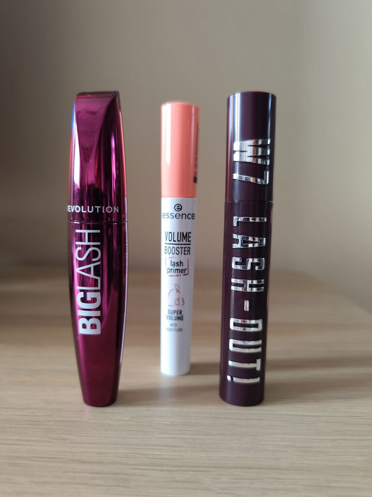 Revolution y W7 con Essence - Máscaras de pestañas burdeos