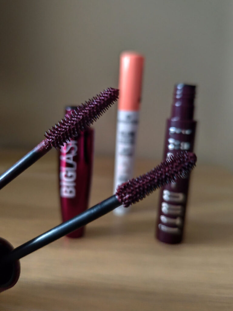 Revolution y W7 con Essence - Máscaras de pestañas burdeos gupillones