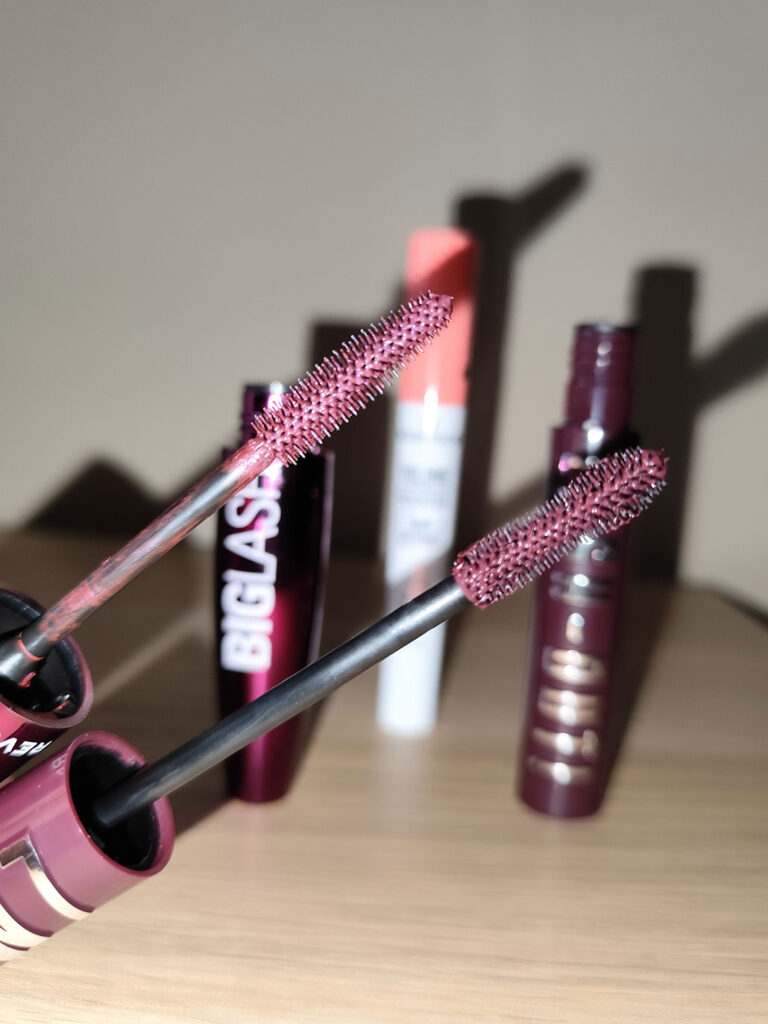 Revolution y W7 con Essence - Máscaras de pestañas burdeos gupillones flash