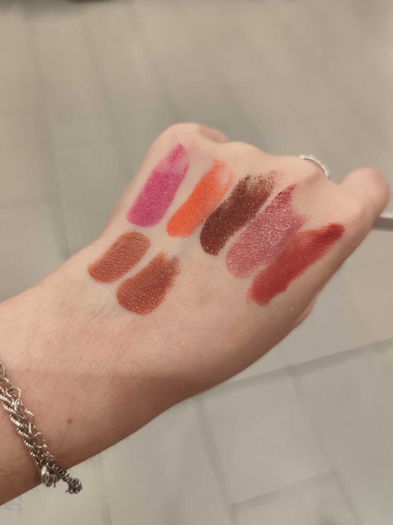 Essence - Barras de labios Satin Glow swatches