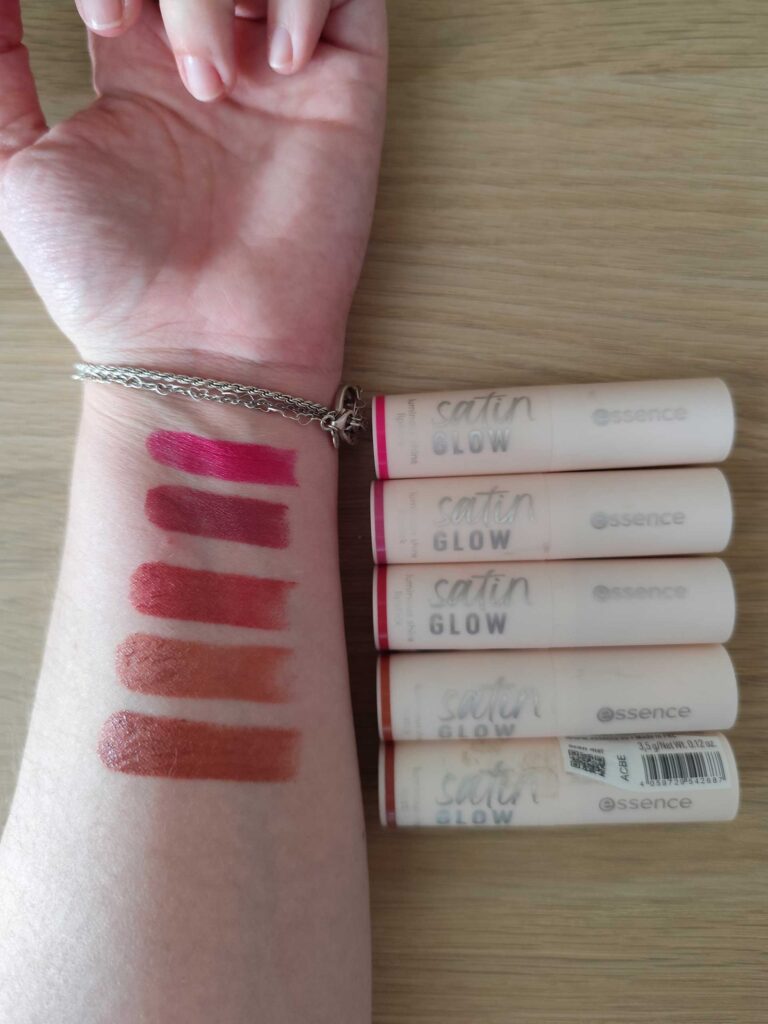 Essence - Barras de labios Satin Glow swatches tonos