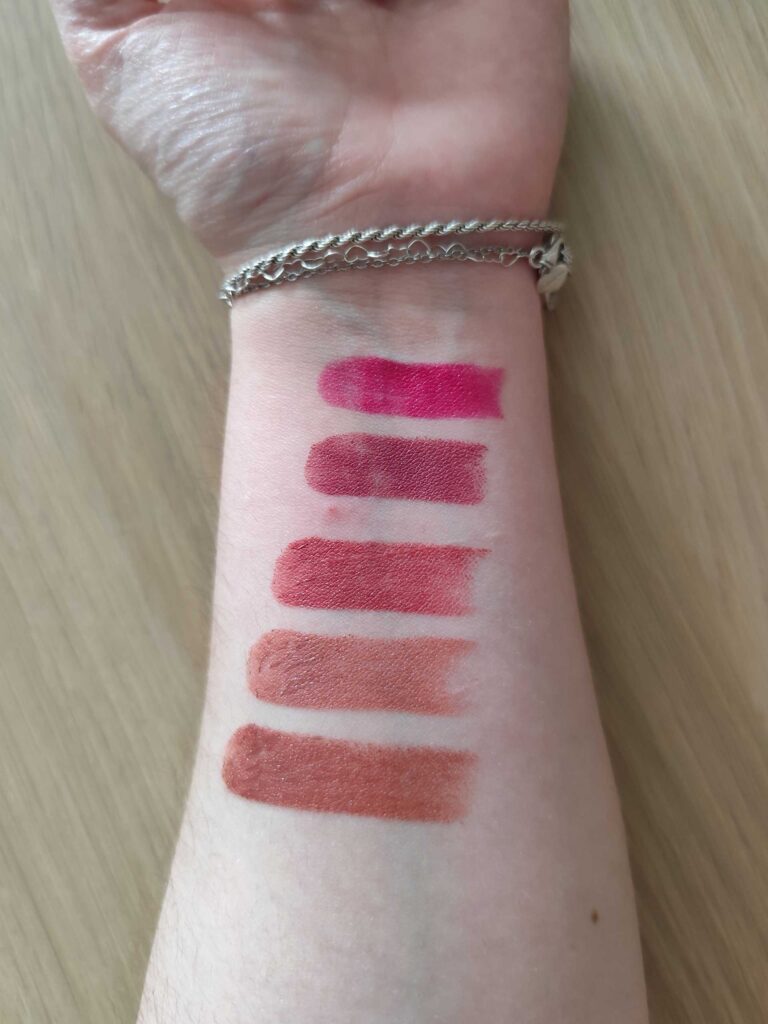 Essence - Barras de labios Satin Glow swatches tonos con luz