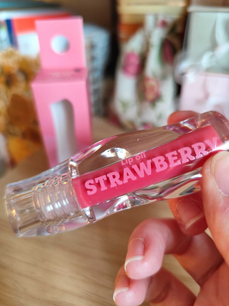 Flying Tiger - Gloss lip oil strawberry packaging