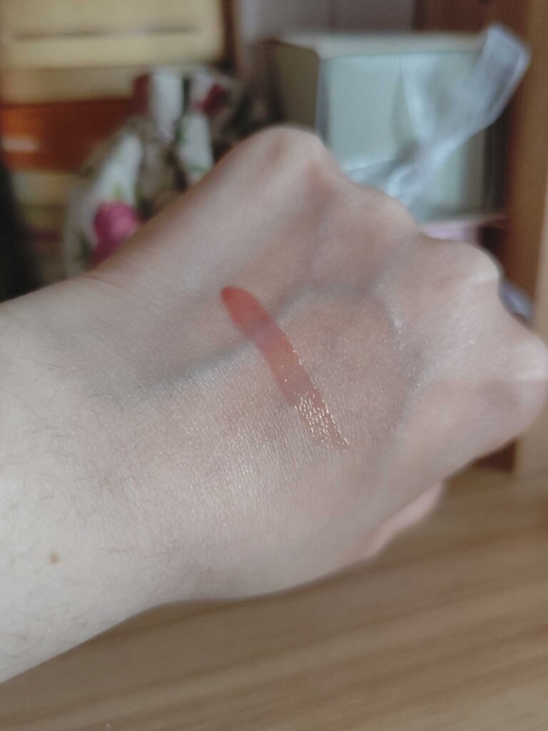 Flying Tiger - Gloss lip oil strawberry swatches