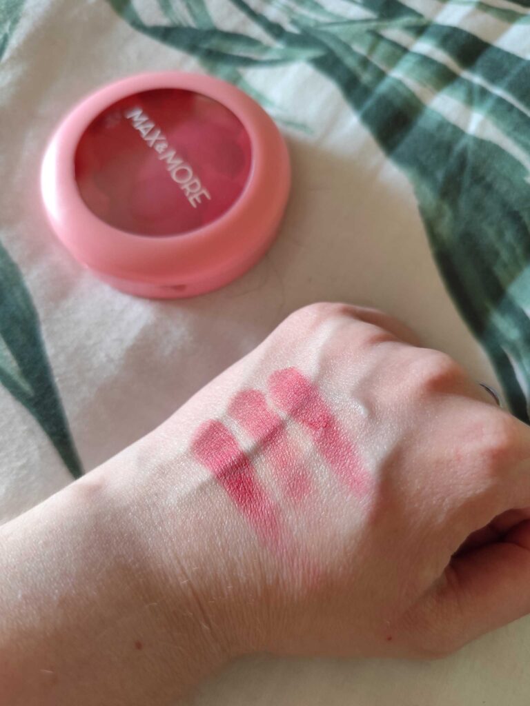 Max and More - Colorete en polvo dibujo flor rosa swatches