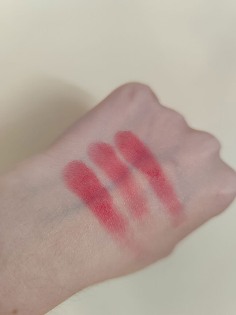 Max and More - Swatches Colorete en polvo dibujo flor rosa