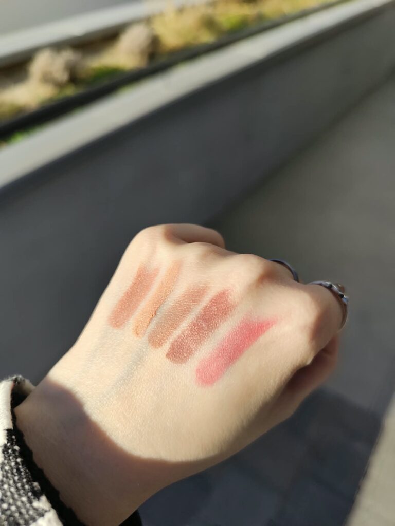 Leticia Well - Coloretes crema Stick swatches exterior luz