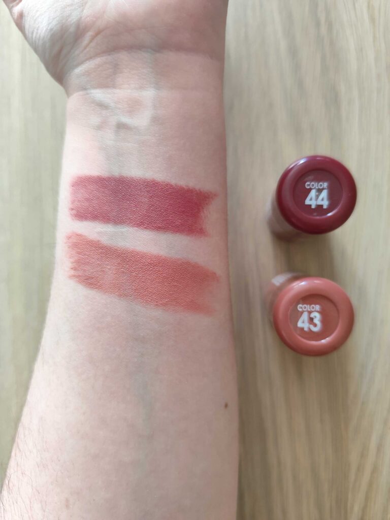 Leticia Well - Coloretes crema Stick swatches 43 rosa 44 marrón