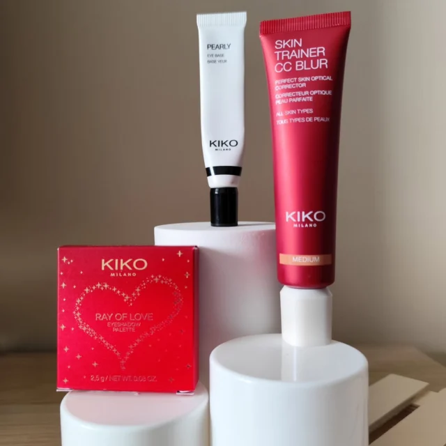💔 Relación amor/odio entre marcas y sus productos 🏆 TOP 1: Kiko

💁🏻‍♀️ Pues si, esta marca ocupa el primer lugar porque cuando la conocí y empecé en este mundillo me gustaba pero a medida que he ido conociendo más marcas y productos, no salvo mucha cosa de aquí...

😍 Empiezo con mi TOP 1 productos de la marca que amo:
1️⃣ Prebase de sombras para ojos: he probado desde siempre la pearly y es la que uso siempre y no la cambio por nada. En la última promo de 3+3 he cogido para probar la neutral, a ver qué tal.

2️⃣ CC Cream: para mi es como una prebase para el rostro con un acabado aterciopelado. Aunque hace tiempo que no la uso, es en esta época cuando la utilizo, aunque me sorprende con lo blanca que soy que me vaya bien este tono medium.

3️⃣ Sombras de ojo dobles: pero ojo, ESTAS en concreto de esta colección, porque luego hay otras sombras dobles que valen para bien poquito.

🫣 Y para terminar con mis TOP 3 odiados de la marca:
1️⃣ Barra de labios: sin duda LA PEOR barra de labios que he probado del mundo. Si, es muy bonita, brilla mucho, su packaging es precioso... Pero el interior no vale para nada: ni hidratación, ni brillo, ni pinta, ni nada...

2️⃣ Esmaltes de uñas: iba a aprovechar también la última promo cogiendo 3 y 3 pero menos mal que no lo hice porque, de todos en general de marcas, son los que menos aguantan (con suerte 1 semana), no vuelvo a coger más.

3️⃣ Máscaras de pestañas: perdón porque he hecho algo de trampas gráficas/visuales, pero porque empecé con estas máscaras hace años y no notaba nada de nada hasta que probé otras marcas... desde luego que no compraría más aunque haga años.

🤓 Hasta aquí mi valoración de la marca y mi selección de productos, ahora te toca a ti aquí comentar si coincides con algo o no 🤭

#maquillaje #makeup #kiko #kikomilano #amorodio #mascarasdepestañas #prebases #prebase #prebaseojos #eyeprimer #brillibrilli #kikoeyeprimer #cccream #cccreamkiko #brilli #kikomaquillaje #kikomakeup #barradelabios #barrasdelabios #rayoflove #kikorayoflove #nails #nailskiko #esmalte #esmaltes #esmaltesuñas #esmaltedeuñas #esmaltesdeuñas #naillacquers  #pintauñas