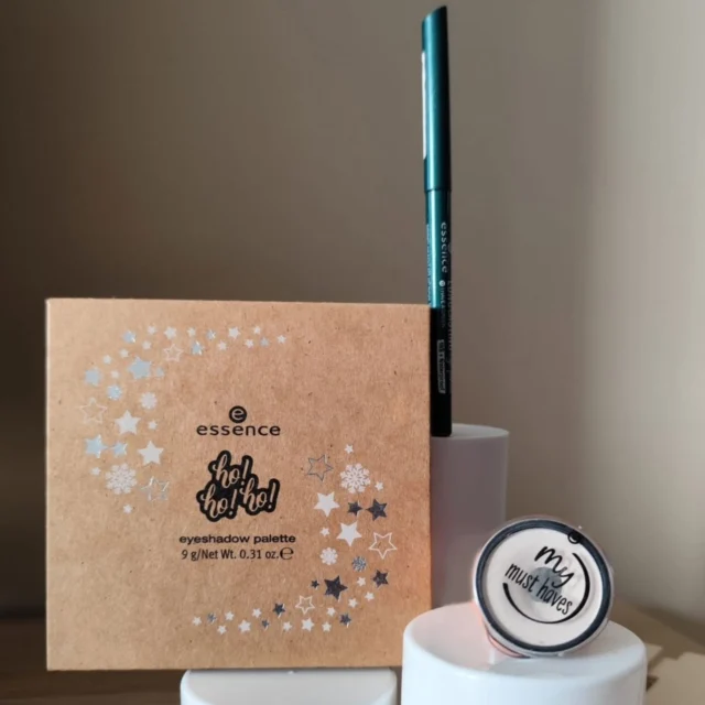 💔 Relación amor/odio entre marcas y sus productos 🏆 TOP 3: Essence

💁🏻‍♀️ Correcto, puede que algunas lo tuvierais en mente porque, si, de vez en cuando te puedes encontrar una buena joya, pero... También tremendos truños!

😍 Empiezo con mis TOP 3 productos de la marca que amo:
1️⃣ Delineadores de ojos en su versión retráctil: para mí los mejores con diferencia de todos los que he probado. Tengo más de otras marcas que también me gustan, si, pero ninguno como estos. Estos son los colores que tengo, haciendo siempre acopio del negro, verde y azul.

2️⃣ Sombra de ojos tono vainilla: tengo varias porque es la que SIEMPRE uso para fijar la prebase de ojos y no defrauda, la amo totalmente.

3️⃣ Paleta de sombras ho ho ho: si, precisamente hay que tener mucho ojo con las paletas de sombras de esta marca pero de verdad que esta es la mejor adquisición de edición limitada con la que me pude hacer, todo un acierto.

🫣 Y para terminar con mis TOP 3 odiados de la marca:
1️⃣ Spray fijador mate: me vais a perdonar el apaño gráfico porque hace años que lo usé y a parte de no hacer N-A-D-A soltaba una bruma que parecía que te estaban escupiendo, ni hidratación, ni mate ni nada... Para mí, horror.

2️⃣ Corrector Cover Stick: me da mucha pena porque en realidad me encanta y me parece súper práctico, pero sq sé que en verano o si voy a pasar calor y sudar me hace muchos pliegues y queda fatal... Jo, otro a descartar.

3️⃣ Paleta de sombras Dancing Green: y como no, una de sus paletas de sombras como producto odiado. Parecía práctica, además en tonos verdes, pero las satinadas con suerte dejan algo de brillo y las mates pigmentan poco y se difuminan y trabajan bastante mal...

🤓 Hasta aquí mi valoración de la marca y mi selección de productos, ahora te toca a votar a ti aquí abajo y comentar si coincides con algo o no 🤭

#maquillaje #makeup #essence #essencemakeup #essencecosmetics #amorodio #delineador #delineadores #delineadoresessence #eyeliner #essenceeyeliner #eyelineressence #hohoho #hohohoessence #coverstick #coverstickessence #corrector #correctoressence #dancinggreen