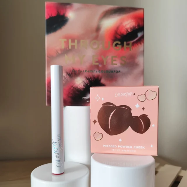 💔 Relación amor/odio entre marcas y sus productos 🏆 TOP 2: Colourpop

💁🏻‍♀️ Estáis leyendo bien, esta marca ocupa el segundo lugar porque amo la calidad de sus productos pero no de todos y no todo es bueno...

😍 Empiezo con mi TOP 1 productos de la marca que amo:
1️⃣ Paletas de sombras: hasta la fecha, cualquier tamaño y formato son una brutalidad: su calidad, pigmentación, variedad de colores, packaging... No las puedo amar más!! He destacado la de Through my eyes porque me encantan los colores, pero podía haber puesto perfectamente cualquier otra.

2️⃣ Coloretes en polvo: en realidad lo que más he usado son las paletas, pero entre otros también cogí este colorete de la colección Peach y me encanta, tanto el tono como lo bien que se trabaja y difunde.

3️⃣ Barras de labios : solo he probado esta (y juraría que me la enviaron como regalo) y aunque la he usado poco, es buena opción. Es mate, bien pigmentada y con el tiempo se va yendo progresivamente.

🫣 Y para terminar con mis TOP 3 odiados de la marca:
1️⃣ Super Shock Shadow: cuando conocí la marca pensé que era su producto estrella, en cualquiera de los casos me parece EL PEOR INVENTO de sombras: con el tiempo (unas más tarde y otras no tanto) se secan total, la sombra se mueve y se sale de su recipiente... Estas son las que conservo porque en pack parece que han salido mejor, pero es una teoría que pronto descubriremos. En cualquier caso, de verdad, ahorraroslas y comprad cualquier otro producto.

2️⃣ Delineadores de ojos: compré dos en pedidos diferentes y los dos iguales, muy bonito el color pero se les sale la mina y es un poco complicado usarlo así, no repetiría con este producto.

3️⃣ Aduanas: si, no es un producto ni problema de la marca pero si una puñeta para fuera de EEUU. No me han pillado todos los paquetes, pero si unos cuantos, y he tenido que abonar entre 20-30€, podéis verlo en el clip del final que es de diciembre 2019... Una gracia total... 

🤓 Hasta aquí mi valoración de la marca y mi selección de productos, vota y comenta si coincides con algo o no 🤭

#maquillaje #makeup #colourpop #amorodio #eyeshadowpalettes #colourpopeyeshadow #colourpopblush #colourpoplipstick