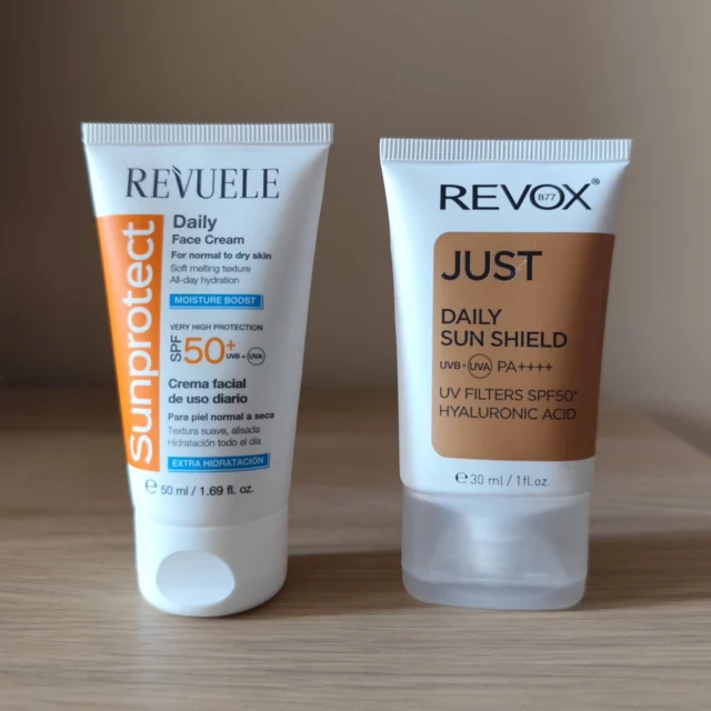 🌞 Protectores solares lowcost +50 | Revuele VS Revox 🌞

☀️ Hoy os traigo un post breve pero necesario. Aunque deberíamos aplicarlo todos los días, ahora que vuelve el buen tiempo parece que llama más.

💁🏻‍♀️ Son dos opciones muy baratitas, aparentemente para el mismo tipo de piel y una textura muy similar.

💧 Debo decir que casi me gusta más el aplicador y cómo sale en el de Revox (+1 punto), pero tampoco difieren mucho.

🤑 Cómo os decía son opciones muy baratitas, no recuerdo exactamente pero menos de 4€ cada uno. El de Revuele es un pelín más barato y trae algo más de cantidad que el de Revox.

🧐 Tras haber probado dos botes de Revuele, no repito... no está mal, no deja la cara blanca y se absorbe bien pero al final termino con la sensación entre un pelín piel grasa y un pelín no termina de absorber totalmente...

🤔 En cambio el de Revox lo siento mucho mejor y absorbe estupendamente, pero me da rabia que cueste un poco más y traiga menos producto... asiq siempre estoy al acecho de nuevos protectores.

💬 ¿Has probado tu algo de estos? Es el momento de dejar en comentarios tus protectores +50 favoritos 🙏🏻

#protector #protectorsolar #protector50 #revuele #protector50spf #protectorsolar50 #revox #protectorsolar50spf #revueleprotectorsolar #revoxprotectorsolar #revoxjust #lowcost #revueledailyfacecream
