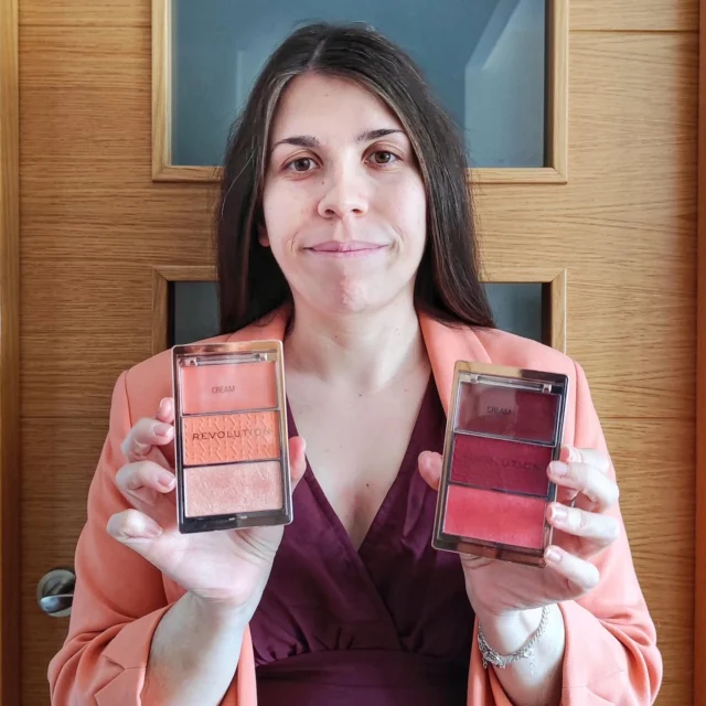 🧡 Makeup Revolution - Paleta de coloretes Icon Blush 💜

☝🏻 ¡Ojo! Este post no es una reseña como tal, es solo primeras impresiones. Aún estoy un poco pachucha (nótese en la primera foto mi jepetazo) y he tenido que mover posts... cosa que no me ha venido mal para que veáis estas preciosidades.

💖 Estas preciosidades están en 4 tonos y yo me hice con estas dos. Además, nunca lo hubiera pensado pero las compré por Tiktok en el escaparate de @lolyymakeupp y gracias a ella me animé, me vinieron perfectas y súper rápido y no pagué ni gastos en envío ni pedido mínimo ni nada, perfecto.

🎨 Como podréis ver, incluyen un tono de colorete en crema, otro colorete en polvo y un iluminador en polvo, a cada cual más bonito.

😍 Lo primero que quiero destacar es que, al abrir la tapa, el producto en crema trae su propia tapa protectora, detalle que me ha encantado totalmente (en los vídeos podréis verlo mejor).

😅 Siento deciros que sólo las he podido usar aún una vez y solo los productos en polvo. Eso sí, al menos esas veces estuve con ellas +8h aprox y prácticamente no perdieron nada de intensidad y se quedaron en su sitio.

😱 Ojo a los iluminadores porque son potentes...!!!! Recomiendo que cojáis solo 1 vez producto con la brocha y ya vayáis tanteando.

👉🏻 Los tonos que vais a ver son:
💜 My Cherry Truth 
🧡 Authentic Peach 

💬 ¿Qué os parecen? ¿Habéis probado alguno? ¡Déjamelo en comentarios!

#maquillaje #makeup #makeuprevolution #blush #iconblush #blushpalette #blushpalettes #brilli #highligther #peachblush #peachblusher #cherryblush #bourdeauxblush #brillibrilli #mycherrytruth #authenticpeach #makeuprevolutionblush #paletadecoloretes #makeuprevolutionblushpalette