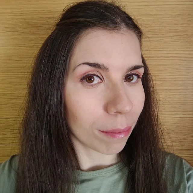 🥇 Ya puedo confirmarlo: ¡habemus máscara de pestañas burdeos! 🏆

🥰 Después de darle un buen tute, puedo decir que me encanta la máscara de pestañas burdeos Big Lash de Makeup Revolution.

💜 En las últimas fotos veréis las máscaras burdeos de MR y W7. El tono en realidad si no es el mismo es muy parecido (si me apuráis el de W7 un pelín más oscuro pero poca cosa), el gupillón cambia un poco de forma (me resulta más cómodo el de MR) pero ambos son de silicona.

🤍 Eso sí, para mí la combinación perfecta es una capa de prebase blanca (como la de Essence) y después aplicar la burdeos.

📷 Os he dejado varias fotos porque no sé si se llegará a apreciar si hacéis zoom, pero ahora sí que sí, se aprecia y es súper bonita!!!!! Eso sí, se nota, si, pero no esperéis algo súper notorio como el contraste que pueda hacer una azul clarita por ejemplo.

📸 Os he dejado también unas fotos más cerca y con zoom donde si que lo veréis muy bien. Me he quedé ciega, si, pero ha merecido la pena para que lo veáis 😂

💬 ¿Qué os parece el resultado? ¡Os dejo una votación al final y os espero en comentarios!

#makeup #maquillaje #maquillajesencillo #w7 #easymakeup #mascarasdepestañas #essence #w7cosmetics #makeuprevolution #burdeos #biglash #makeuprevolutionbiglash #w7lashout #máscarasdepestañas #w7lashoutmascara #lashmascara #lasheslasheslashes #lashes #lash #bourdeauxlashes #bourdeauxmascara

👇🏻👇🏻👇🏻 ¡Vota aquí abajo! 👇🏻👇🏻👇🏻