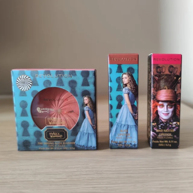 💄 Colección de Alicia en el país de las maravillas - Makeup Revolution ✨

🧐 La verdad que no sé si hay algo más dentro de esta colección, pero para mí con estas dos barras que ya tenía y este colorete ya la tengo completa, como esta reseña 🤭

😍 Como ya os he dicho en varias ocasiones, me encantan las barras de labios: amo ambos tonos, son ultra cómodas, muy favorecedoras...

🙄 Eso sí, el colorete meh... A ver, está bien y curioso porque no sé a quién se le ocurrió que estuviera en movimiento, tiene algo de brilli doradito y el tono es un rosado clarito pero la verdad que os lo podéis ahorrar, al menos en mi opinión porque seguramente tire mucho más de otros que de este.

💁🏻‍♀️ Os he dejado unos clips del colorete en movimiento, swatches de él y las barras del vídeo que hice.

💬 ¿Habéis probado algo? ¿Qué os gusta más? ¡Déjamelo en comentarios!

#makeup #maquillaje #makeuprevolution #lipstick #lipsticks #barradelabios #barrasdelabios #blush #makeuprevolutionlipstick #alicewonderland #alicewonderlandlipsticks #alicewonderlandblush #alicewonderlandcollection #colorete #pinkblush #coloreterosa