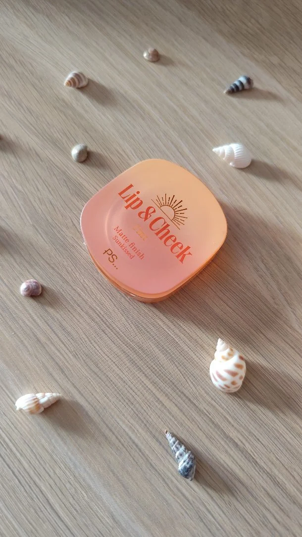 🐚 No me gusta adelantarme a las épocas o estaciones del año, pero ¿no me digáis que este producto no os evoca al veranito? ☀️

💁🏻‍♀️ Este producto para labios y mejillas de Primark me cautivó totalmente por el packaging y su tono y decidí probarlo por 4 €.

😍 Aunque aún lo he usado poquito y ya sabéis que no soy fan de los productos en crema, me parece ideal para hacerte un maquillaje muy rápido y sencillito (vamos, de los que necesito yo jaja)

💬 ¿Qué os parecen este tipo de productos multiusos? ¿Os gustan los productos en crema? ¡Déjamelo en comentarios!

#maquillaje #makeup #primark #primarkmakeup #primarkbeauty #colorete #coloretecrema #blush #coloreteencrema #creamblush #primarkblush #blushprimark #coloreteprimark #lipandcheek #lipsandcheeks #lipandcheekprimark #primarklipandcheek