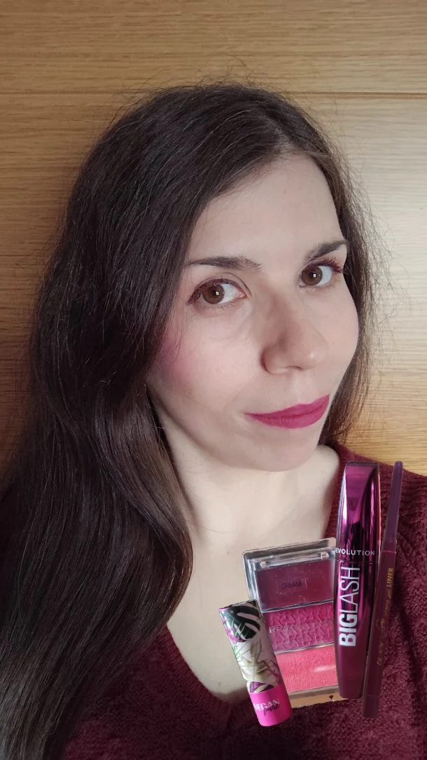 ❤️ Todo a estos tonos: burdeos, mora, ciruela, buganvilla... 💜

❤️ Ya sabéis que cuando me da por algo, me da... Y está vez, desde hace meses, me ha dado fuerte por estos colores.

👚 La verdad que estaba deseando estrenar este jersey con estos botines y pendientes y junto con este combo de maquillaje.

💬 ¿Alguien más fan de estos tonos? ¡Si os gusta algo escribidme!

#maquillaje #makeup #burdeos #colorete #blush #makeuprevolution #highligther #iluminador #jerseyburdeos #botines #botinesburdeos #mycherrytruth #iconblush #blushpalette #blushpalettes #makeuprevolutionblushpalette #makeuprevolutionblush #giodegiovanni #biglash #makeuprevolutionbiglash #colourpop #eyelinercolourpop
