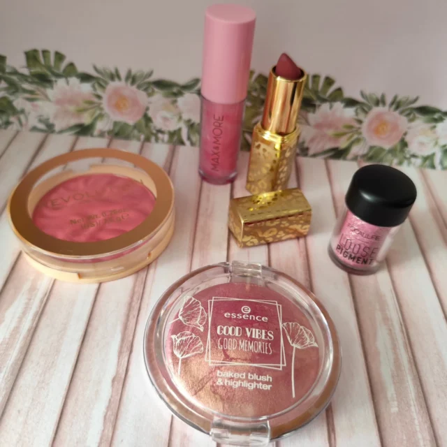 🌕 Luna llena rosa (con retraso y con advertencia) 💖

🌕 El 13 de abril fue la luna llena rosa, pero me fue complicado publicar cerca de esa fecha. Ahora, qué bien haberme puesto a buscar qué sacar...

💖 Quise reunir algunos favoritos y productos rosas que me gustan y en qué momento cogí está barra de labios...

💄 Ya os avisé hace tiempo y ahora otra vez: son las barras de Revolution Pro, tienen tonos y packaging bonitos pero con el defecto del tubo que se sale, lo sacas y no termina de salir, luego no se puede guardar, se encasquilla...

❌ Os lo puse por historias, esto me ha pasado en el caso de las barras del packaging dorado, pero vamos que en cualquiera de los casos y visto lo visto, no os las recomiendo. Mejor tirar por otras que den un resultado efectivo.

💬 ¿Habéis probado alguna vosotras? ¿Os ha pasado lo mismo! ¡Déjadmelo en comentarios para saber si soy la única o no!

#makeup #maquillaje #lipstick #lipsticks #makueprevolution #revolutionpro #maquillajerosa #pinkmakeup #maquillajerosado