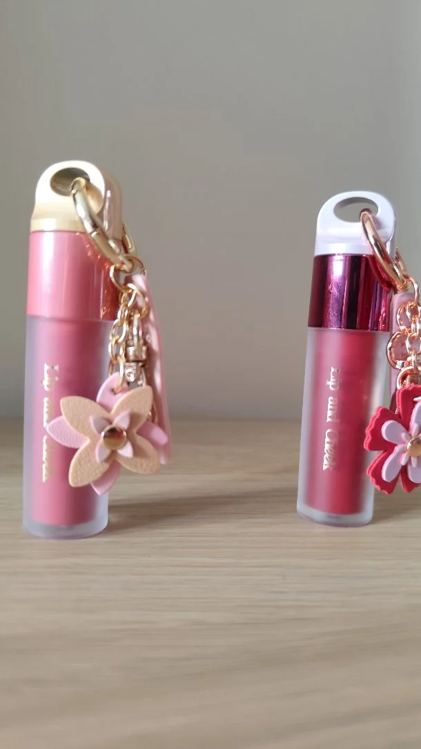💄 Tenemos que hablar de estos labiales 🧐

🤭 Empezando por que ni confirmo ni desmiento que los comprara por el llavero tan mono que tenían cada uno.

❤️ La verdad que me iba a coger solo uno, pero me probé en la mano ambos tonos, me gustaron y me terminé llevando los dos.

🧐 En realidad, con la excusa de que vi que parecían esos nuevos tintes que te los dejas actuar unos minutos y te deja el tono me los llevé, pero... ¿para labios y mejillas???

😅 A ver, para los labios me parece un apaño perfecto, pero no me atrevo yo a echarme eso en las mejillas, que me deje un tinte, a parches, o cualquier cosa...

💬 Aún no los he probado oficialmente, ¿hay algo que no me esté yo enterando o deba tener en cuenta? ¿Los has probado tú? ¡Cuéntame si o si!

#maquillaje #makeup #labiales #barrasdelabios #labiosymejillas #lipandcheek #lipsandcheeks #mercadona #deliplus #maquillajemercadona #maquillajedeliplus #lipsticks #lipstick