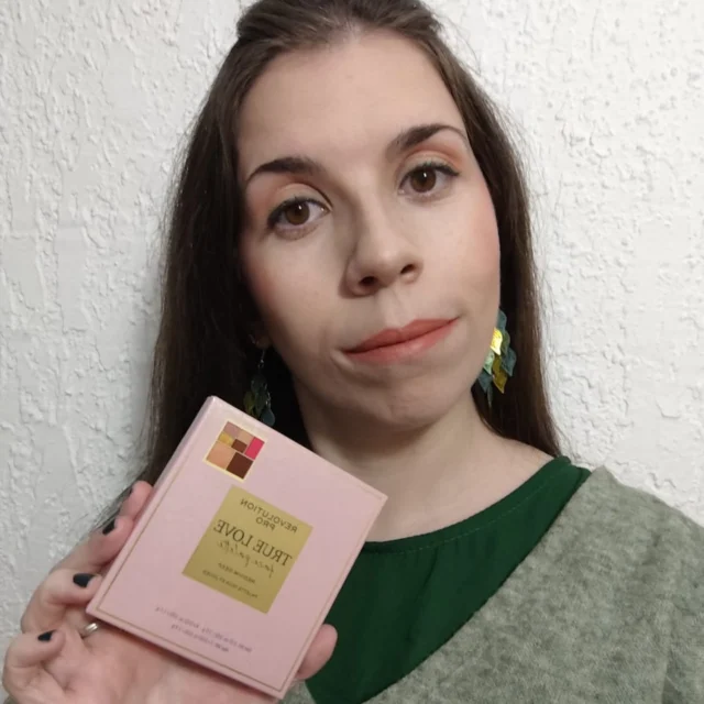 ❤️ Hoy tiro de histórico y no es para menos 😍

💁🏻‍♀️ Ya os enseñé estas paletas de rostro muy completas en un vídeo, con tonos claros y medios, y aunque las tengo que dar más usos, la de tonos medios (para ser tan clara de piel) me está gustando mucho más.

👏🏻 Debo decir que pensaba que la de tonos medios me iba a ir demasiado oscura, pero difuminando bien queda perfecta.

🤭 De hecho, si me voy de viaje seguramente me lleve esta en lugar de la de tonos claros.

🧐 La de tonos claros, pese a que el tono del bronceador no me encaja mucho con mis preferencias, las sombras brilli a modo topper se me quedan un poco cortas la verdad, pero para un apañao' pueden servir 😅

💬 ¿Os gustaron u os llamaron la atención estas paletas? ¿Sois de este formato todo en 1? ¡Te espero en comentarios!

#maquillaje #makeup #maquillajesencillo #maquillajeparadiario #makeuprevolutiontruelove #makeuprevolution #revolutionpro #facepalette #facepalettetruelove #paletaderostro #pinkblush #paletadeviaje #maquillajedeviaje #colorete #maquillajeparaviaje #coloreterosa #blush