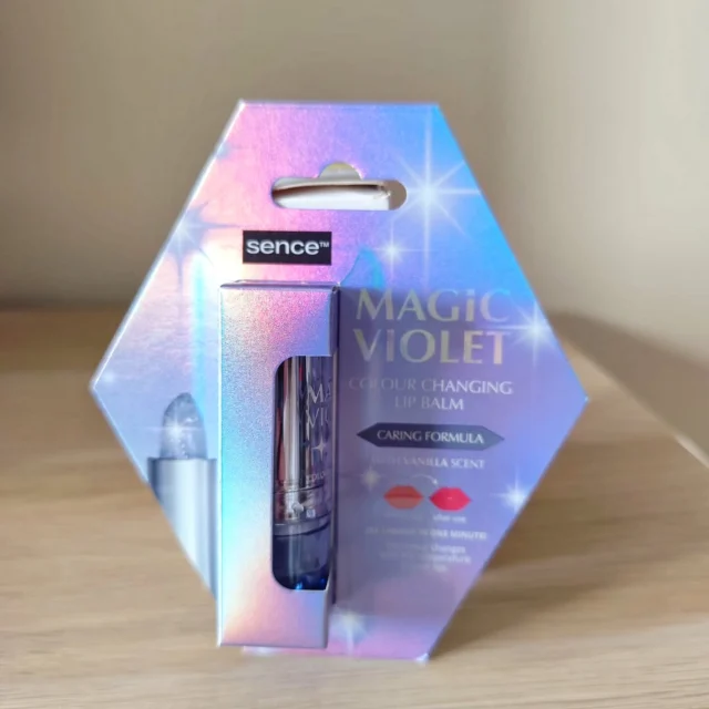 💄 Bálsamo de labios - Sence 💄

💁🏻‍♀️ Tenía ganas de probar un producto de estos que te da un toque de color en función del pH de la piel y al final cayó este.

💚 Estaba este y uno verde sabor menta, y aunque el verde sabéis que me encanta, si tengo que decidir entre vainilla y menta la cosa está clara 🤭

🧐 A ver, no tengo muy claro qué esperar de este producto... Bueno, está curioso, si, te deja un tono de color muy mono, pero no tengo ni sensación de hidratación ni parece, por lo poco que he probado aún, que su duración sea muy prolongada...

😅 Al menos para salir corriendo de casa pues sé que me lo puedo llevar, pero creo que no probaré más de este estilo porque tampoco me ha dejado encantada.

💬 ¿Has probado tú algún producto de este estilo? ¡Cuéntame tu experiencia en comentarios!

#balsamo #bálsamo #balsamolabial #lipbalms #lipbalm #balsamodelabios #bálsamodelabios #sence #sencecosmetics #maquillaje #makeup #magicviolet #sencemagicviolet #magicvioletsence #phcolorchanginggloss #phcolorchange #phcolourchanging #phcolourchanginggloss #phcolormagic #phcolorsence
