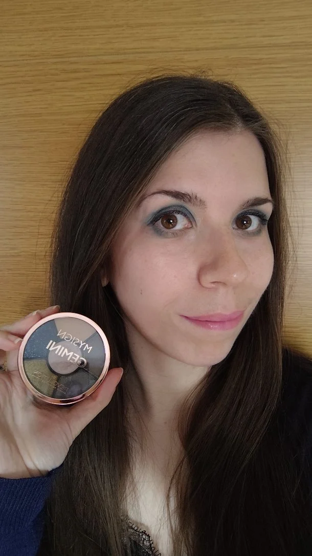 ♊ Bienvenida la temporada de Géminis ♊ 

💙 Como podréis ver, predominan bastante los tonos azules, oscuros, intensos y fríos.

✨ Lo primero que debo decir es que al usar esa sombra azul se me ha caído mucho brilli a la ojera. Lo he retirado y al terminar el día, más pequeñitas, pero tenía muchas partículas caídas.

😅 Dicho lo cual, debo decir que, pese a que una vez hecho el maquillaje me ha parecido aún más bonita, no es mi favorita.

🤔 La verdad que no sé si asociaría yo a Géminis con estos tonos, puede que con ciertos azules si, pero... No sé, no sé...

💬 ¿Cuántas Géminis por aquí? ¿Estáis de acuerdo con estos tonos para este signo? ¡Te leo en comentarios!

#maquillaje #makeup #geminis #géminis #zodiaco #signosdelzodiaco #mysign #makeuprevolution #paletadesombras #eyeshadowpalette #gemini #mysignrevolution #geminiseason #geminimakeup #geminimakeuplook #geminismakeup #geminismaquillaje
