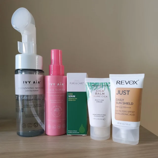 💁🏻‍♀️ Mis TOP productos Skincare para piel sensible 

🧖🏻‍♀️ En el vídeo anterior os contaba y enseñaba mi nueva rutina con la piel tan sensible como la tengo y aquí os traigo los productos.

✍🏻 Os los cito por marcas porque justo es este el orden que sigo por si os viniera bien alguno u os interesaran:

1️⃣ Limpiador y tónico de @ivy_aia
El limpiador es en tipo mousse con Niacinamida, no apostaba nada por este tipo de productos y ahora se ha convertido en un #musthave total.

El rosita es un tónico en bruma con ácido hialurónico y aceite de jojoba que me hidrata la piel y me parece muy práctico para la temporada de calor que se viene.

2️⃣ Sérum de @pureandcare
La joya de la corona sin duda: este sérum de Cica estoy casi segura que me ha asentado y estabilizado mi piel tan sensible. Uso 4 gotas (mejillas, frente y nariz/barbilla) y masajeo y aplicó s toquecitos por toda la cara. Eso sí, usad la cantidad necesaria porque es cierto que después tienes la piel normalmente con la sensación de que necesitas ese paso hidratante si o si.

3️⃣ Crema de @makeuprevolutiones
Esta crema contiene mi nuevo mejor amigo para calmar la piel, cica, y pese a que como claim lo recomiendan para varias zonas de la cara y cuerpo, me gusta mucho el acabado, calma e hidratación que me deja en la cara. Tengo un segundo bote, pero creo que lo dejaré para el frío otoño/invierno que lo agradeceré más puesto que es algo más densa y contundente, no en exceso pero si se nota.

4️⃣ Solar de @revoxb77_es 
Después de probar varios solares, aunque este ahora mismo ya lo he terminado, debo decir que se encuentra en mi top 1 y pienso repetir y hacer acopio de él, me ha encantado y me ha funcionado a la perfección con la piel tan sensible como la estoy teniendo. El acabado no es nada graso, se siente muy bien... No sé, en general de verdad que me ha encantado.

💬 Y hasta aquí la turra necesaria porque estoy amando todos estos productos, ¿has probado alguno? ¿tienes alguna pregunta? ¡Te leo en comentarios!

#skincare #skincareproducts #skincareroutine #productosskincare #pielsensible #pielessensibles #skincarepielsensible #pureandcare #ivyaia #revox  #makeuprevolution #rutinapielsensible