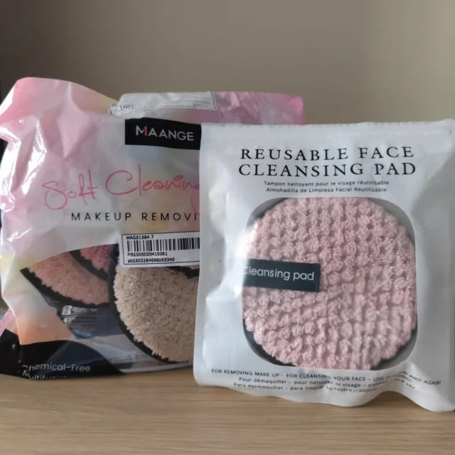 🧖🏻‍♀️ Discos desmaquillantes reutilizables 

😍 Hace ya tiempo que me llamaron la atención y no ha sido hasta principios de este año que los he probado... Y definitivamente, me quedo a vivir en ellos.

🧐 Eso sí, aunque depende por supuesto de preferencias, os cuento mis impresiones y favs de los tipos de discos que he probado:

👉🏻 Disco redondo blandito (rosa)
🛍️ Tienda Normal
💸 2-3€
Mi fav sin duda. Quita absolutamente todo el maquillaje, es ultra suave, gustosito y muy respetuoso con la piel y tiene una textura blandita muy agradable, el punto perfecto. Solo viene uno, pero seguro que compraré uno o dos más.

👉🏻 Paquete de 5 discos redondos blandos
🛍️ Shein
💸 2,26€
Los cogí porque eran muy similares al anterior y aunque me gustan, la textura, comodidad y ese grado de estar blandito no es exactamente la misma. Aún asi, uso por el igual el anterior y este, el formato es mi fav.

👉🏻 Paquete de dos guantes desmaquillantes
🛍️ Tienda Normal
💸 2-3€
Limpian y retiran muy bien también el maquillaje, son agradables, pero la verdad que me encanta el formato anterior y no me apaño tan bien con estos. No los descarto, pero prefiero el formato anterior.

👉🏻 Paquete de 5 discos mini redondos
🛍️ Primark
💸 1-2,50€
No son malos, pero son con los que peor me apaño y no me convencen. Con estos me tengo que frotar más, abarca menos zonas y me resultan más incómodos a la hora de retirar maquillaje porque al ser tan fino se va doblando y solapando.

💁🏻‍♀️ Yo tengo claras mis preferencias al haberlos probado, pero no tenemos por qué coincidir.

🧖🏻‍♀️ Por eso, te recomiendo que pruebes las diferentes texturas y formatos y seguro que también te quedas a vivir en alguno.

✨ Eso sí, cuando hay mucho brilli (glitter o partículas gorditas), prefiero usar los desechables, porque luego limpiar los reutilizables es complicado y no se termina de quitar la partícula. En cambio, con productos satinados o brillantes normales, los discos se limpian a las mil maravillas.

💬 ¿Usas tu también discos reutilizables o prefieres desechables? Cuéntame tus impresiones en comentarios.

#skincare #desmaquillante #desmaquillador #discos #discosdesmaquillantes #discosdesmaquillantes