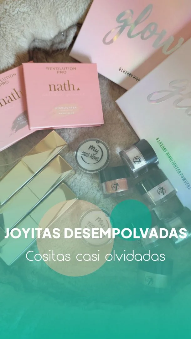 👀 ¿Revisáis vuestro maquillaje de vez en cuando?

😍 Como estuve haciendo limpieza, desempolvé algunas cositas tan bonitas como estas

🥰 Algunas ya las estaba volviendo a usar, otras vienen genial ahora...

💖 Quizá no sean las mejores del momento, pero para mí, lo fueron y muchas lo siguen siendo porque van mucho conmigo

🥲 Si, la última paleta de iluminadores sufrió un pequeño incidente, qué le voy a hacer si soy torpe

💬 Si os habéis quedado con ganas de más swatches hago una segunda revisión 🤭

#maquillaje #makeup #oldmakeup #maquillajeolvidado #kiko #kikomilano #barrasdelabios #lipsticksred #redlipsticks #redlipstick #brillibrilli #essence #makeuprevolution #revolutionpro #primark #primarkmakeup #highligth